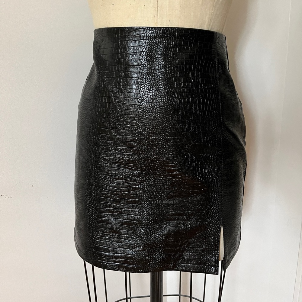 TOPSHOP FAUX LEATHER MINI SKIRT / Size 6